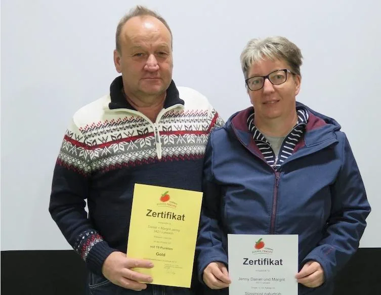 4670fb26c9a1feca648ef2fca687c66f23f0365b Daniel und Margrit Jenny aus Lyssach gewannen in der Kategorie "Süssmost naturtrüb" und wurden ausserdem Jahressieger 2019. (Bilder zVg)