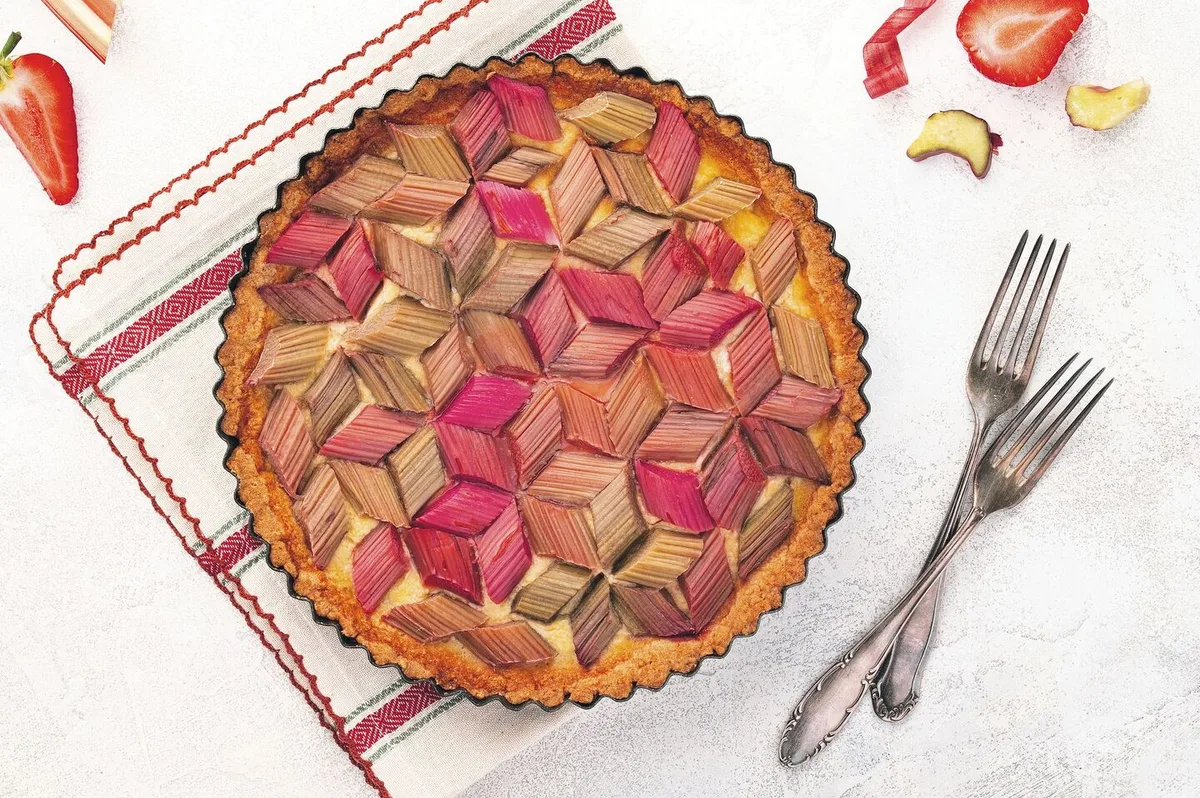 9d32aa3ad24d2106242e264b95c52f9a9e0beb109ac6f7ff043945c1a82e674e Rhabarber-Tartes mit geometrischen Mustern sind ein Hingucker. Bei der Anordnung der Stücke beginnt man in der Mitte.