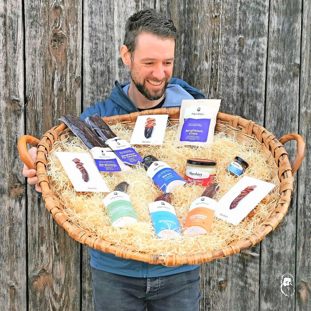 f633a4b8340197f95d05f55d763ba00d2ab6062d3d65b83fb45b1e672d16169a Die Produktpalette von Adrian Hirts «Alpahirt» wächst.