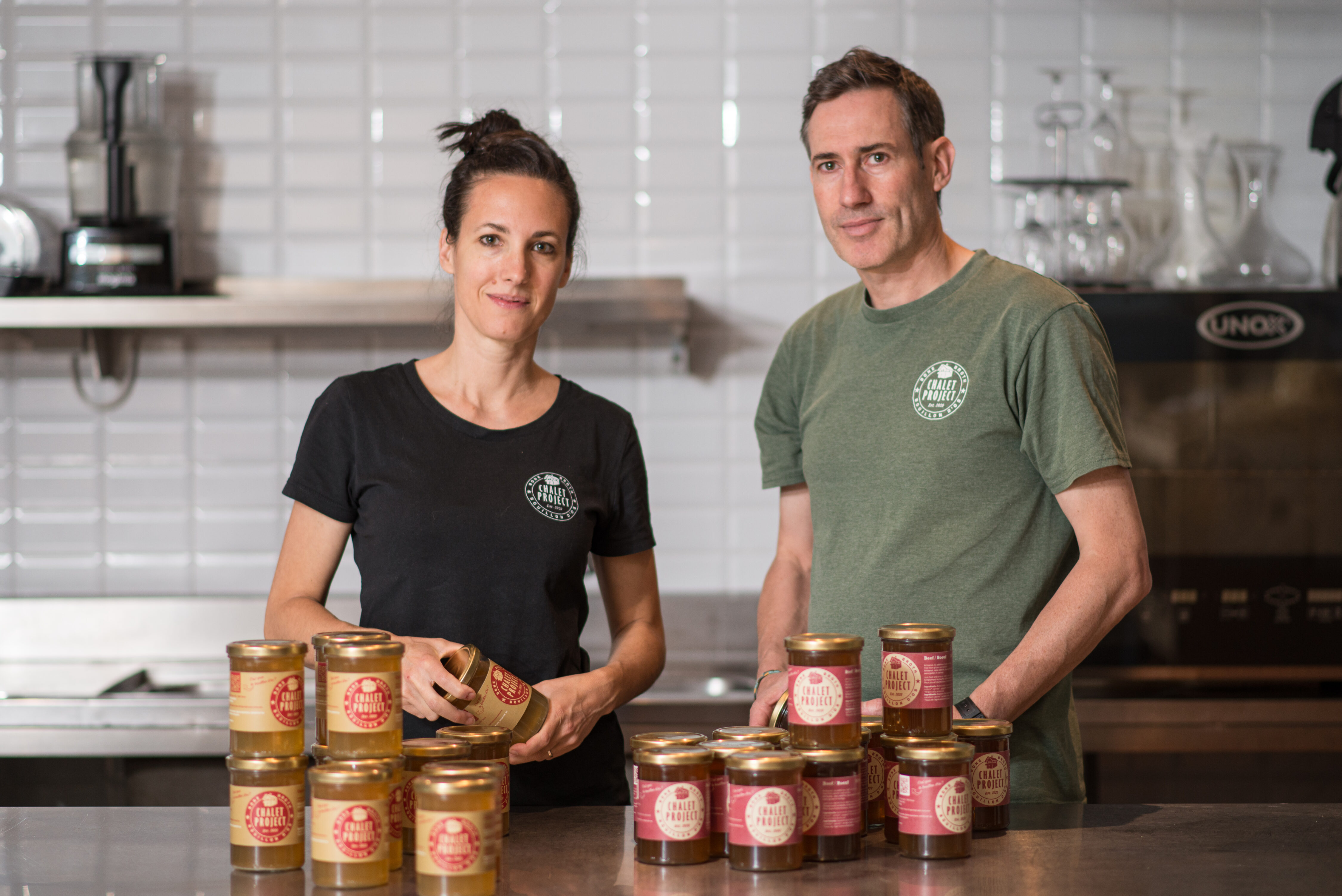Vom Hausrezept zur Geschäftsidee: Elsa Koenig und Tim Pfahlert haben für ihre Knochenbrühe eine Nische auf dem Markt gefunden. 