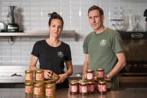 Vom Hausrezept zur Geschäftsidee: Elsa Koenig und Tim Pfahlert haben für ihre Knochenbrühe eine Nische auf dem Markt gefunden.