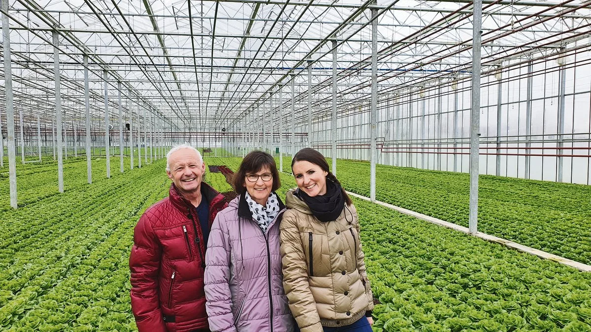821bbe6e94aef327bfbfb19d9bdd84340b5fc02c Das Bild, aufgenommen in einem der Gewächshäuser, zeigt Stefan und Beatrice Fässler zusammen mit ihrer Tochter Jasmin, die bereits zweifache Mutter ist.(Bild Daniel Thür)