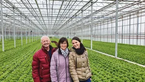 Das Bild, aufgenommen in einem der Gewächshäuser, zeigt Stefan und Beatrice Fässler zusammen mit ihrer Tochter Jasmin, die bereits zweifache Mutter ist.(Bild Daniel Thür)