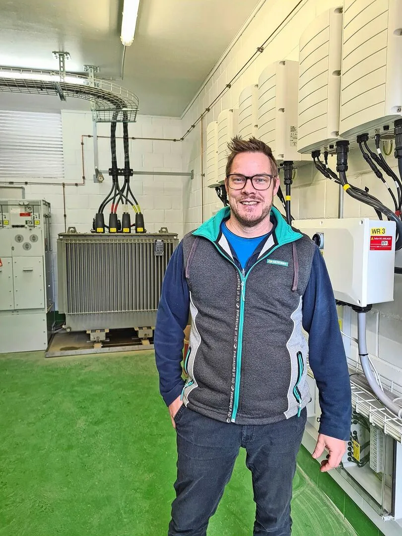 786c1e6c2b07572f1f0e37957f134d92b2b191f32929f4ea3c04c1c872e744db Stefan Huber von der Wigako AG produziert aus Biomasse und Sonne viel Strom. Den überschüssigen PV-Strom will er in Zukunft direkt vermarkten.