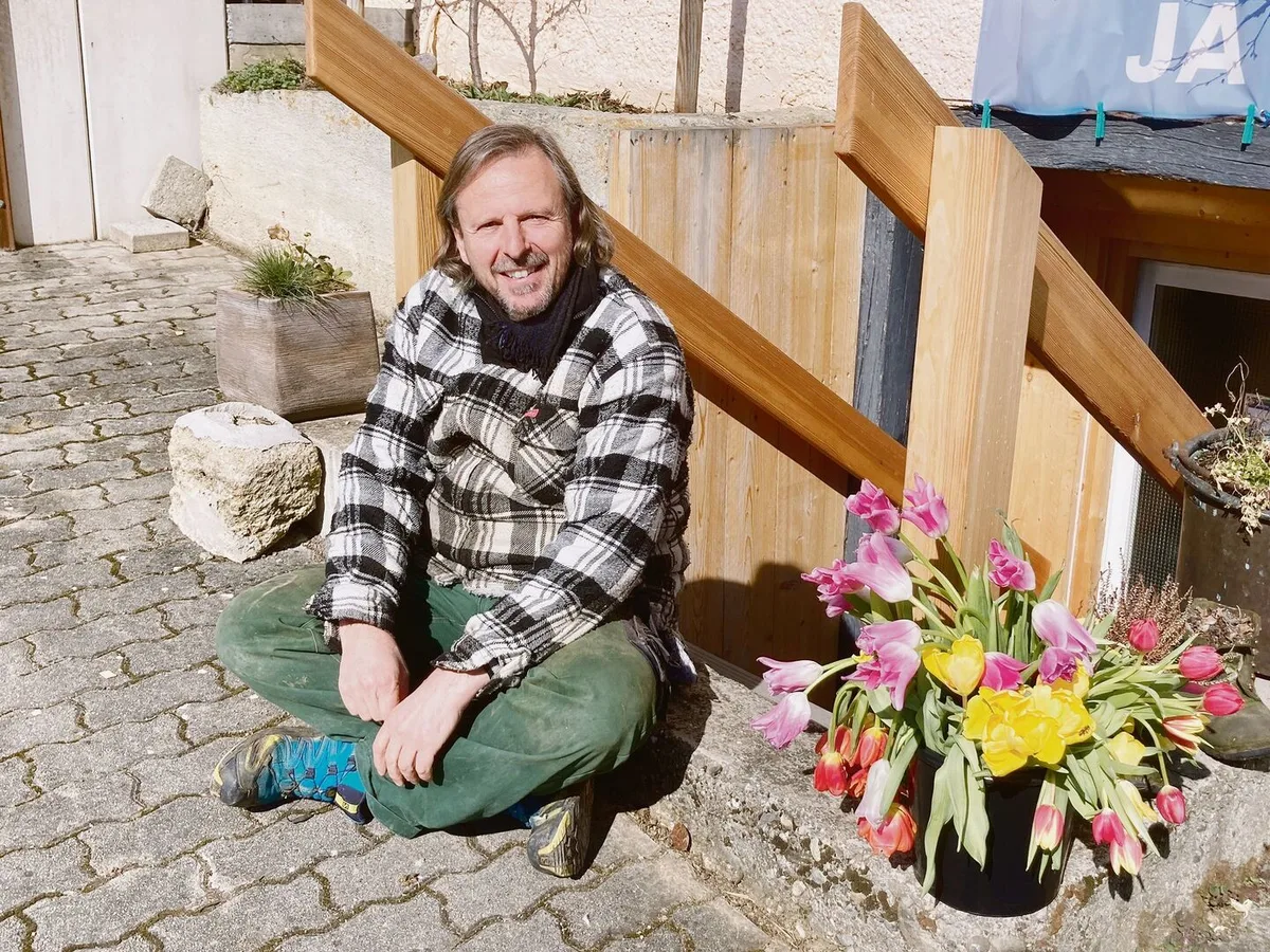 Thomas Disch gab vor fünf Jahren seinen Job als Informatiker auf. Seither bewirtschaftet er den eigenen Hof und setzt dabei auf verschiedene Standbeine.