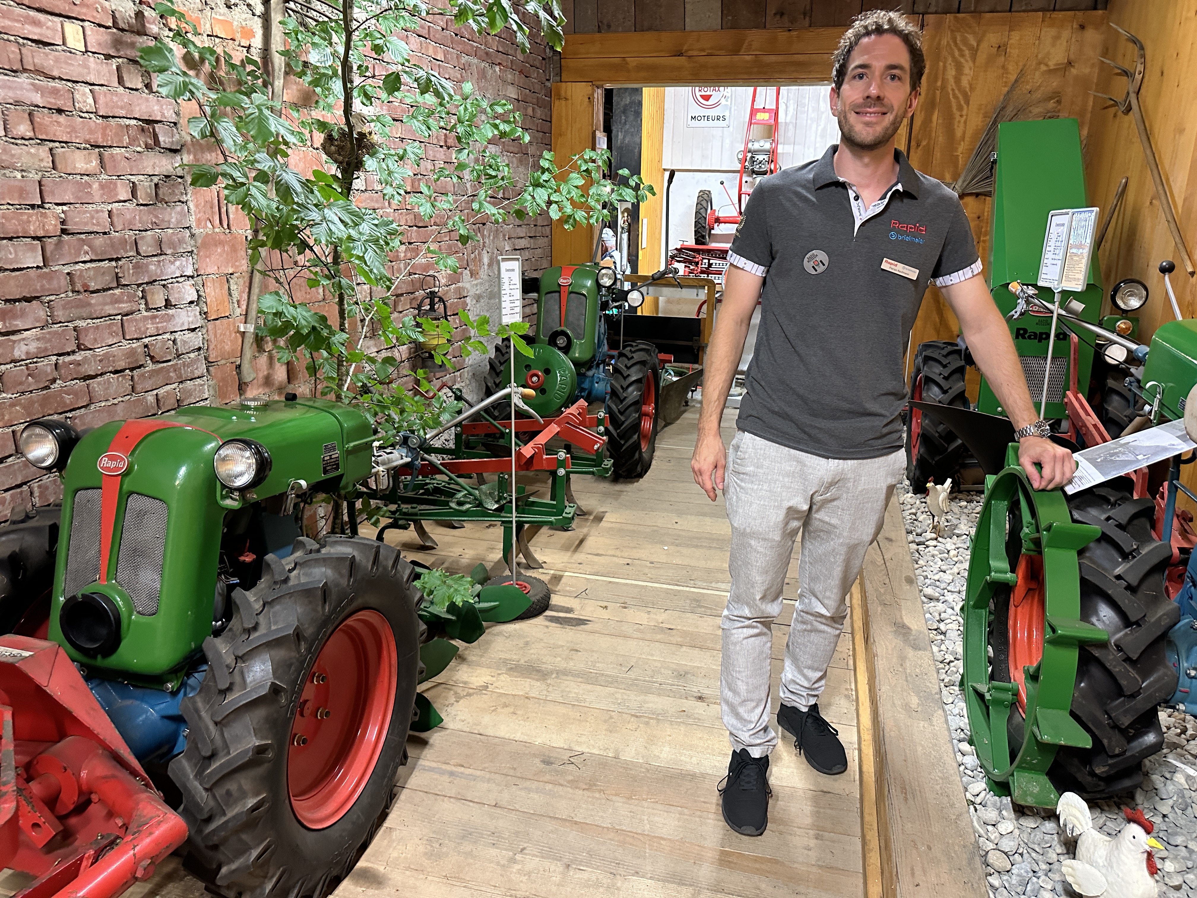 Verwaltungsratspräsident Florian Kaufmann von der Besitzerfamilie der Firma Rapid im Museum in Schöftland.