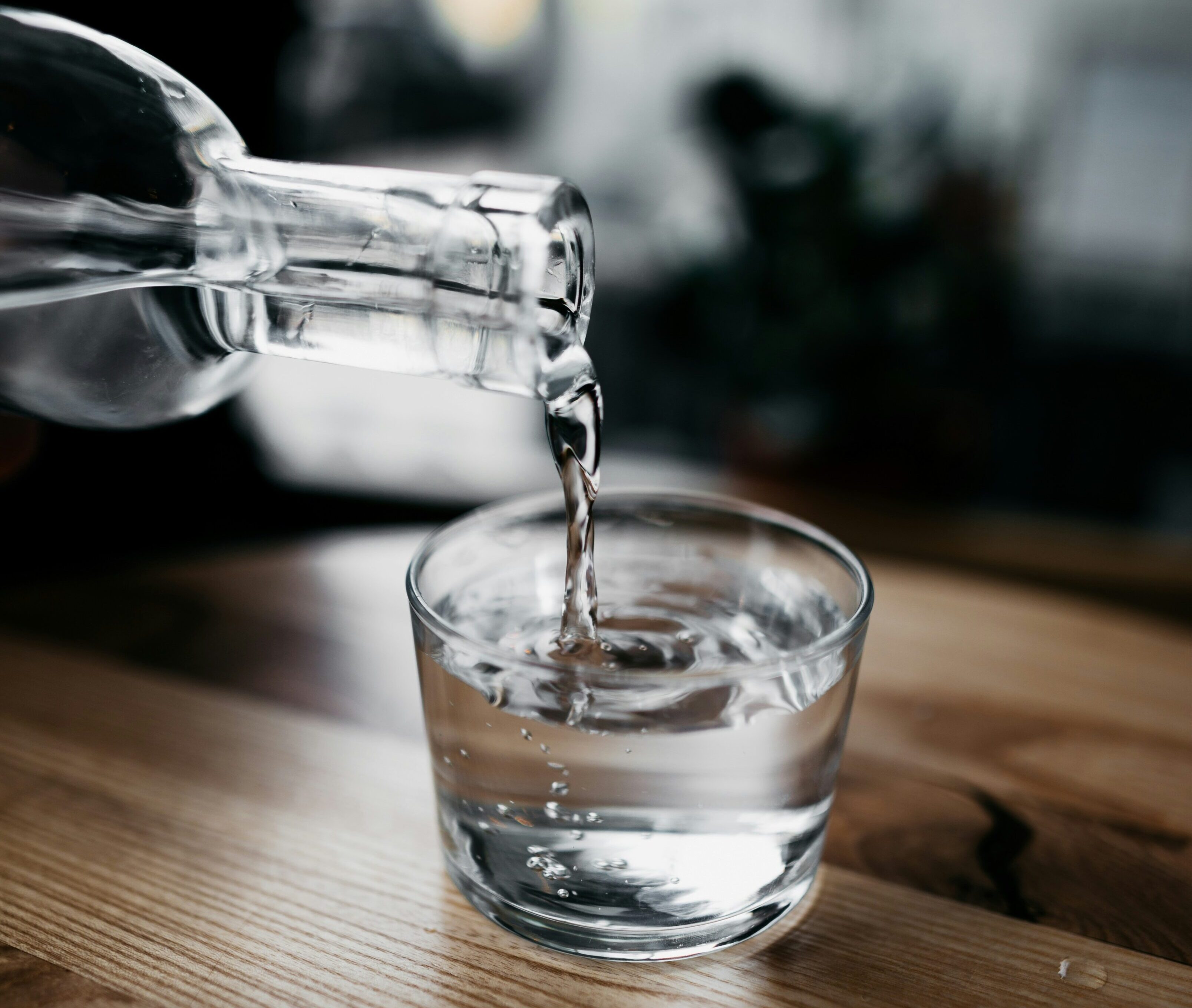 Wasser in kleinen Portionen trinken ist in diesen Hitzetagen sehr wichtig.