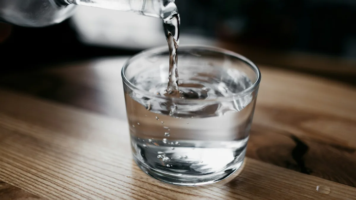 Wasser Wasser in kleinen Portionen trinken ist in diesen Hitzetagen sehr wichtig.