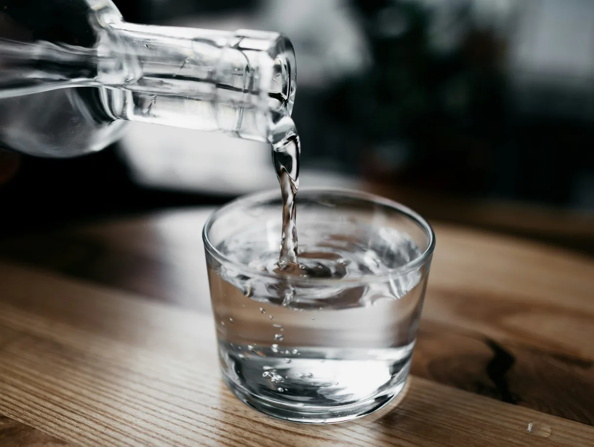Wasser in kleinen Portionen trinken ist in diesen Hitzetagen sehr wichtig.