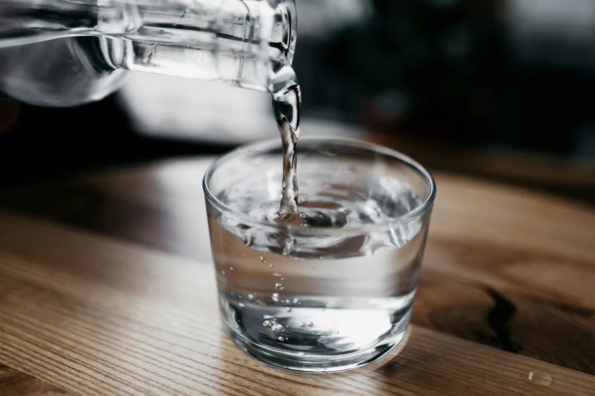 Wasser Wasser in kleinen Portionen trinken ist in diesen Hitzetagen sehr wichtig.