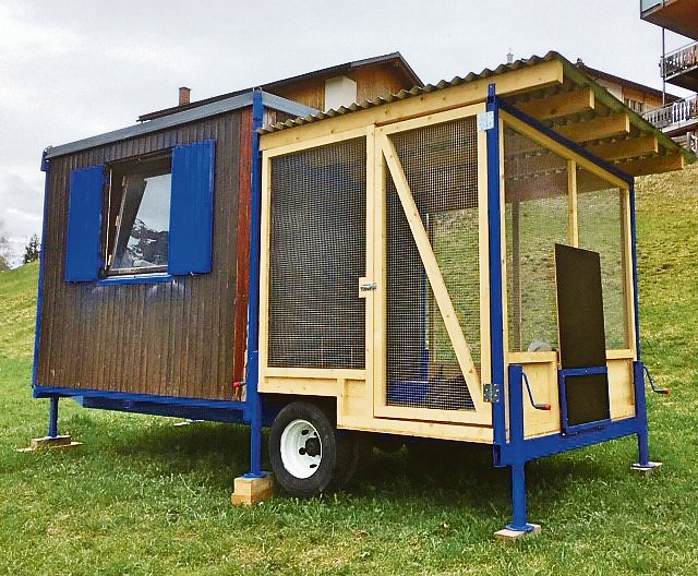 Familie Stgier hat sich einen mobilen Hühnerstall gebaut. So lässt sich  dieser dorthin transportieren, wo er benötigt wird. (Bild zVg)