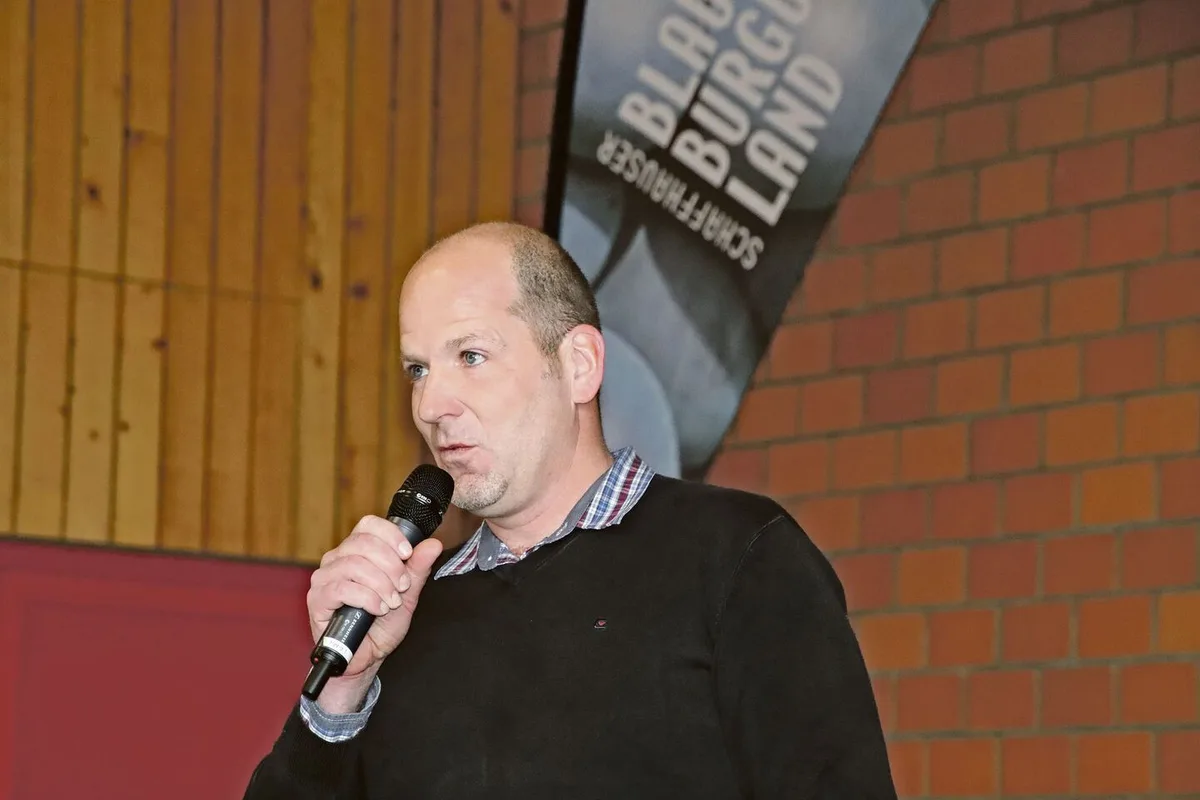 c748df497dfd2088060c48adc5b8593edd293b89a568f10ec6aed0a282fa2ef4 Markus Hallauer informierte über das Rebbau-Projekt.
