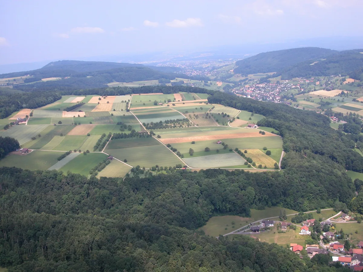 44a5061859c080ed1eabc0bd549ab90473f94d3b Die AP22+ fordert Natur und Ökosysteme in der dicht besiedelten Schweiz zu bewahren. Kritiker befürchten eine Verlagerung der Lebensmittelproduktion ins Ausland. (Symbolbild BauZ)