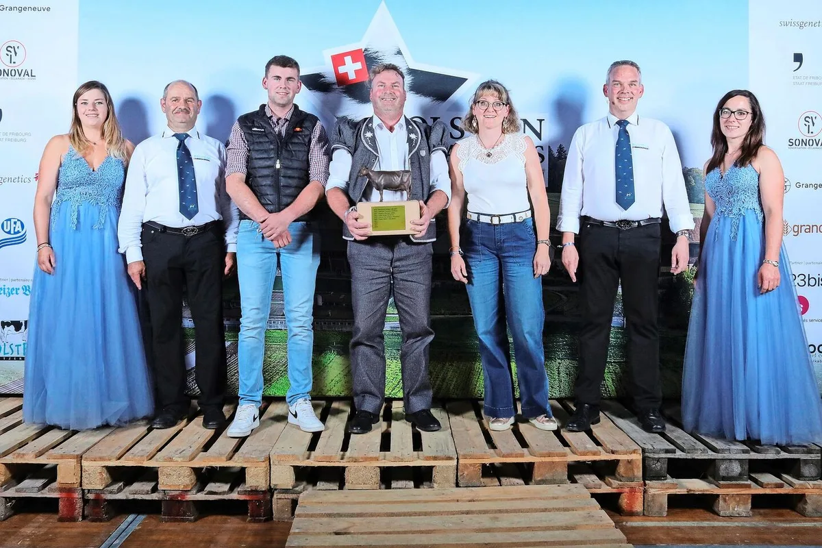 cd80e760c4c92574dbe33a35fd87c898b1616cfc003ff04fb3c7fa9124b3478d Daniel Girard aus Prez-vers-Siviriez FR ist der stolze Besitzer der «Holstein Switzerland Kuh 2024» Pregiro Benson Edelweiss.