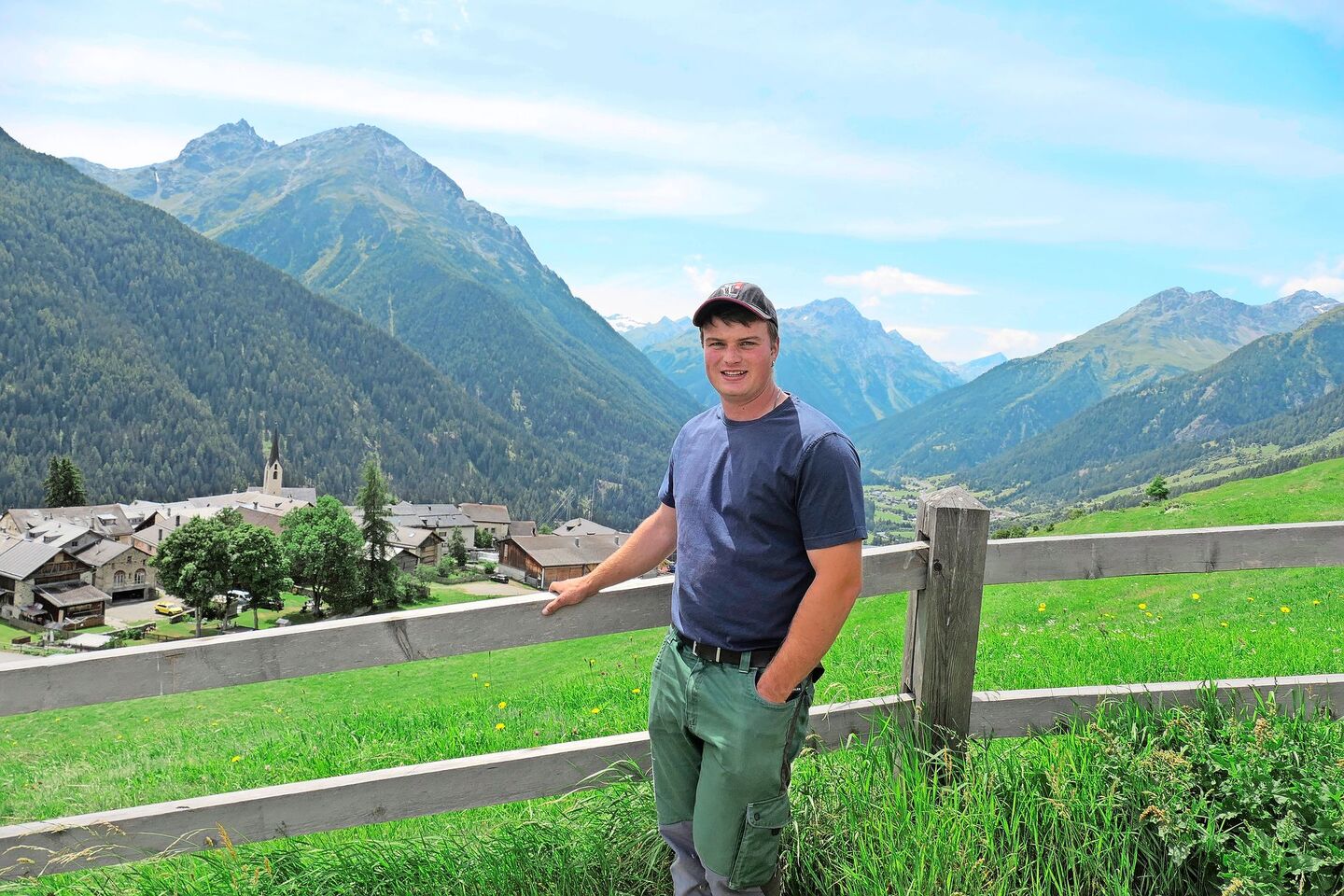 Jan Viletta ist im Engadinerdorf Guarda auf 1650 m ü M. aufgewachsen. Der Junglandwirt arbeitet aktuell am Plantahof und möchte in ein paar Jahren den Mutterkuhbetrieb seiner Eltern übernehmen.