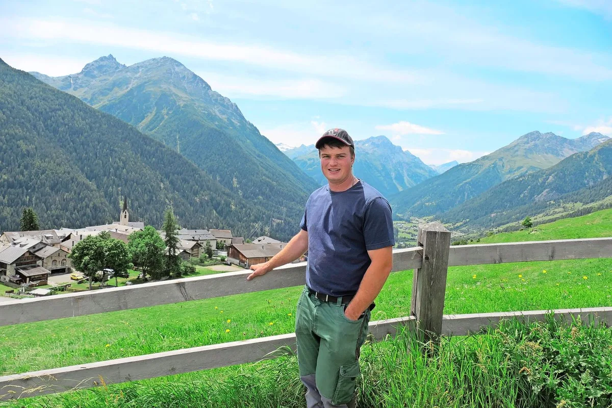 Jan Viletta ist im Engadinerdorf Guarda auf 1650 m ü M. aufgewachsen. Der Junglandwirt arbeitet aktuell am Plantahof und möchte in ein paar Jahren den Mutterkuhbetrieb seiner Eltern übernehmen.
