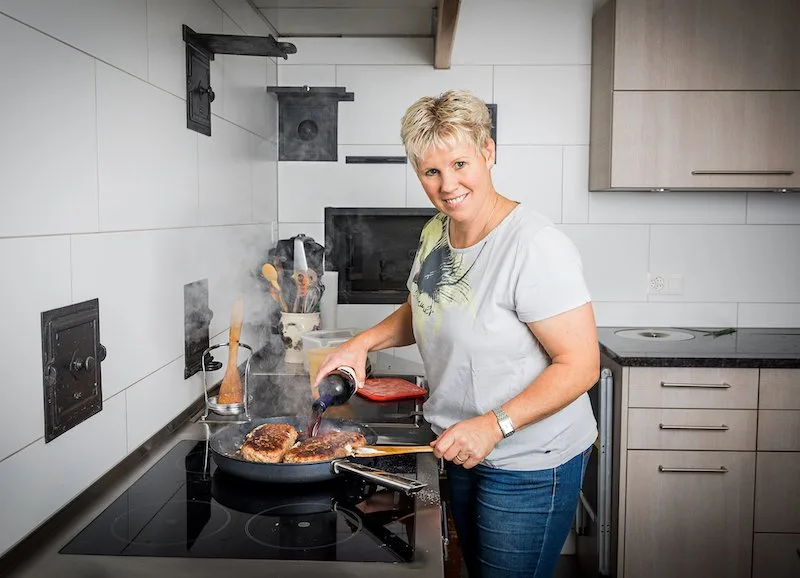 b74b975ffe08176d7f0b21897935352c7ffc16c5 Das Fleisch in der Pfanne stammt eher nicht vom Pferd, denn Katrin Kissling reitet gerne. (Bilder SRF/Ueli Christoffel)