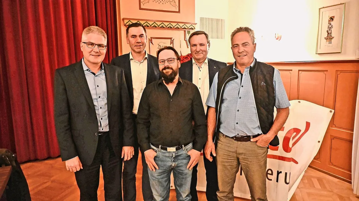 6917c0d565a165880bcc2fbfe95131891487318868fddb32e9f5bd6cb675a5e6 Nebst Landwirt Christian Hofmann (Mitte) referierten mit Christian Hofer, Martin Rufer, Werner Salzmann und Martin Schlup (v. l. n. r.) namhafte Persönlichkeiten in Schönbühl.