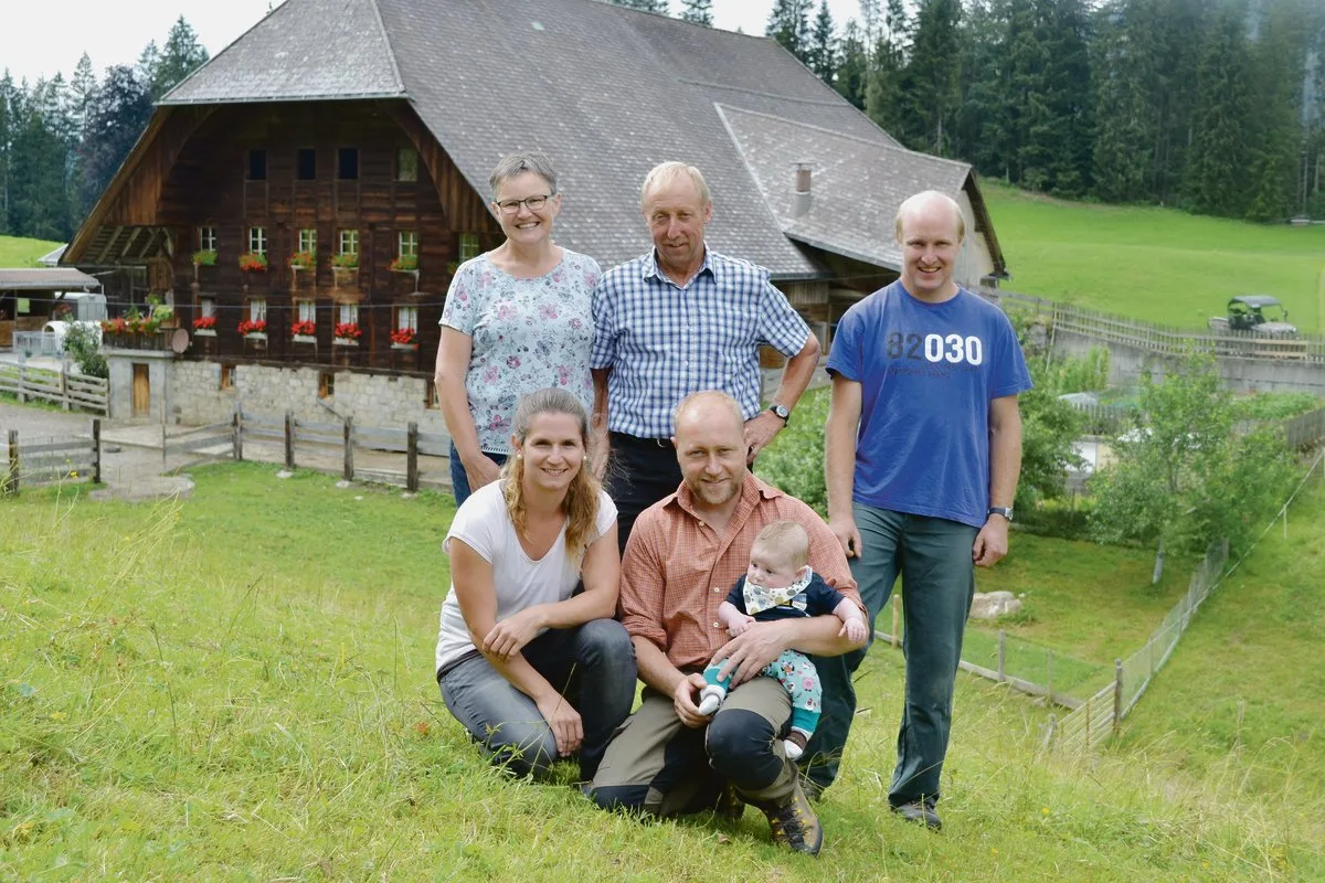 8c78e6a685419d7cc0f61d8a4c8e0ca039747a41 Trudi und Christian Siegenthaler mit ihren Söhnen Simon und Ueli. Ueli und seine Partnerin Marianne mit dem gemeinsamen Sohn Tim – das junge Paar wird auf den 1. Januar den Betrieb übernehmen.