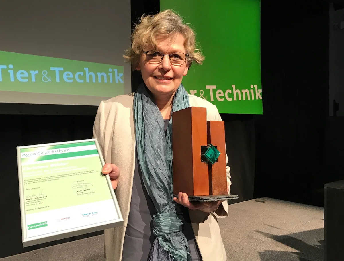 Christine Bühler mit ihrer Trophäe, dem Agro-Star Suisse. (Bild akr)