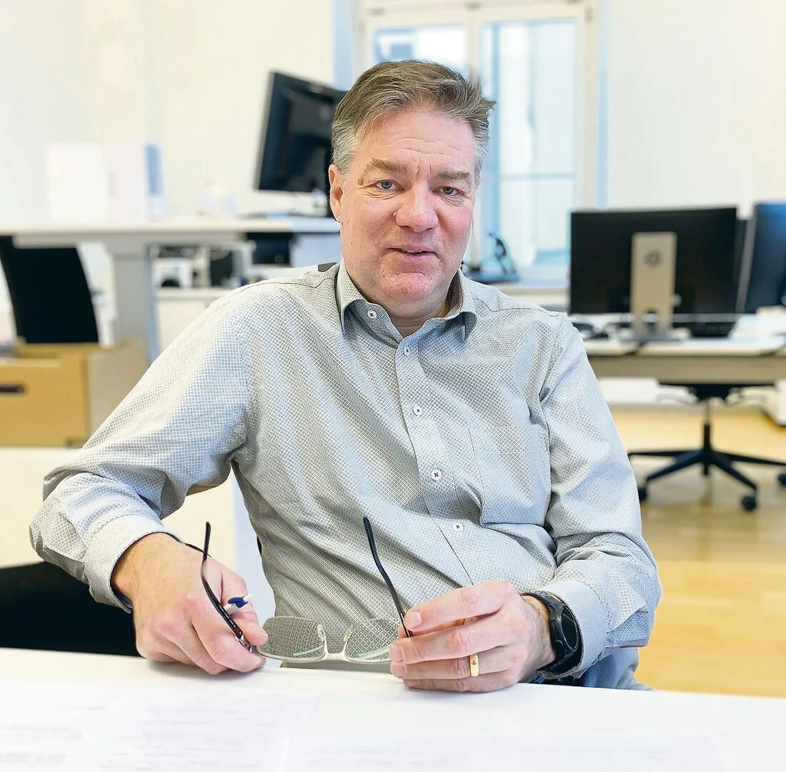 8660d879406ec4533f5b88a56e11ed6e0e6e6c563d947a9b6b20c8c0d254cb92 Renato Isella in seinem Büro am Standort Sursee der Luzerner Bildungs- und Beratungszentren Natur und Ernährung.