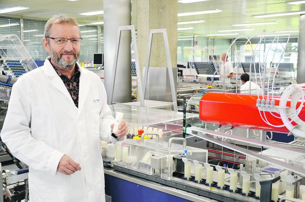 Martin Stierli analysiert bei der Suisselab die eingegangenen Milchproben. (Bild Jean-Rudolphe Stucki)