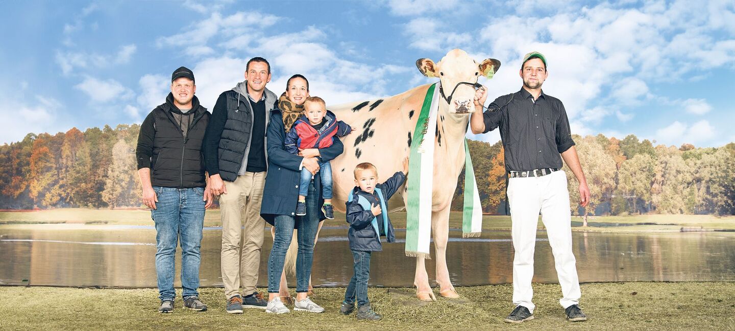 Felix Würth (2. v. l.) mit seiner zur Miss Holstein erkorenen Kuh Corona an der Olma.