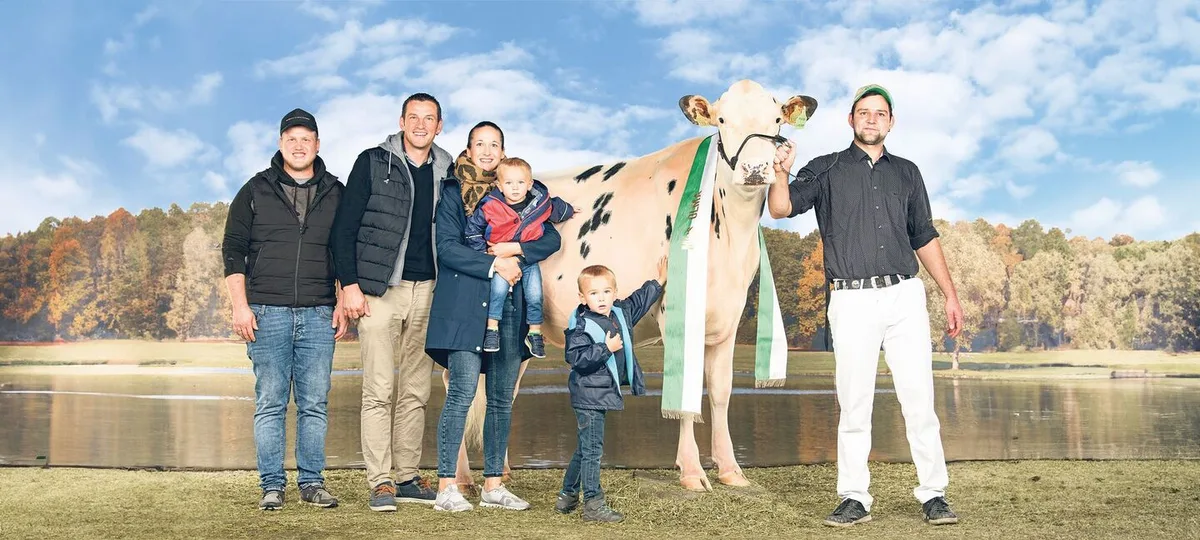 Felix Würth (2. v. l.) mit seiner zur Miss Holstein erkorenen Kuh Corona an der Olma.