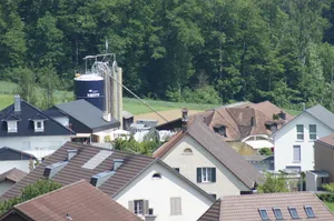 Wenn Landwirtschaftsbetriebe so nahe im Siedlungsgebiet sind, sind Nutzungskonflikte nicht auszuschliessen.