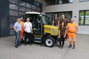 Der erste Rigitrac SKE 40 Electric der Schweiz wird in Küssnacht Betrieb genommen. V.l.n.r.: Patrick Gig, Abteilungsleiter Infrastruktur; Alain Feller, Werkdienst; René Hunziker, Bezirksrat Infrastruktur; Edith Winter-Knüsel, Theres Beutler-Knüsel und Marlis Knüsel von Rigitrac; Franz Waser, Werkdienst Bezirk Küssnacht.