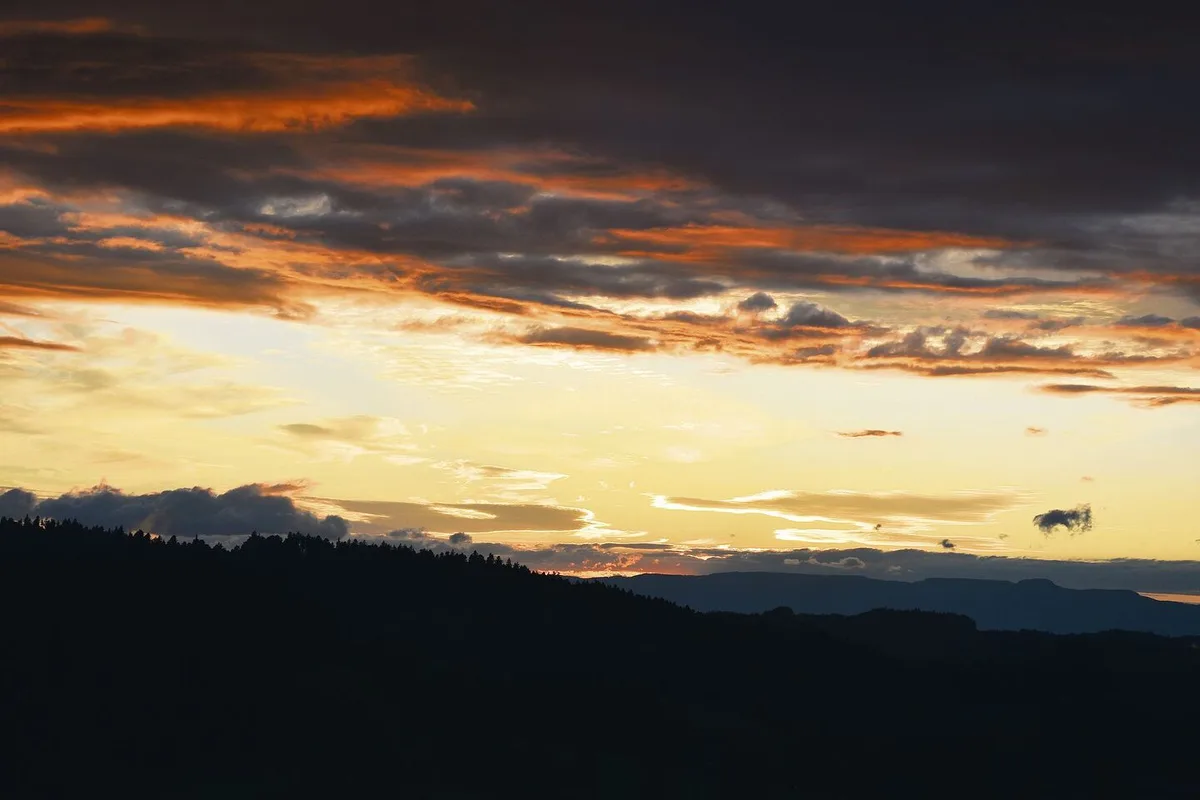 82e8fc655a5d9804534dc580f50089eb022b7ff15dd6b08442908f4d8fca17b2 Durch die Wolken scheint manchmal die Sonne – und wenn nicht, weiss man zumindest, dass sie dahinter ist. Auch in schwierigen Zeiten geht es meist irgendwie weiter, aber es ist einfacher, wenn man Unterstützung hat.