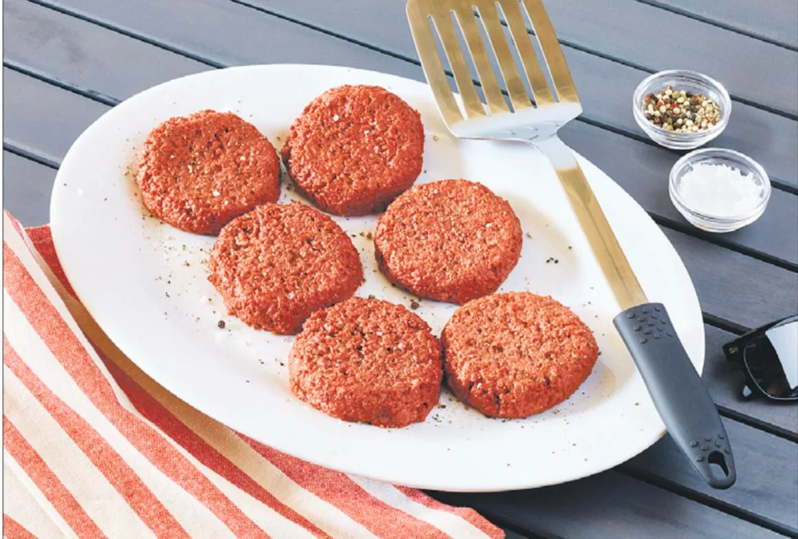 a8a5ff0e9f650823a228c9d3b778d535120be713 Optisch und geschmacklich zum verwechseln ähnlich: Der vegane Burger für Fleischesser besteht aus Erbsen, Randen, Wasser und Zusatzstoffen. (Bild Beyond Meat)
