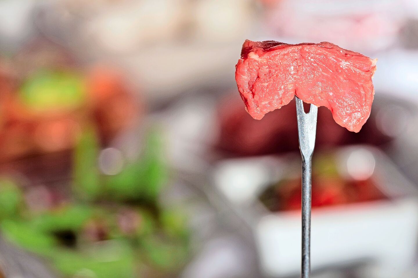 Alle Jahre wieder steigt Ende Jahr die Zahl der Lebensmittelinfektionen. Das Einhalten einiger Hygieneregeln, gerade auch beim Fleischfondue, senkt das Risiko deutlich.