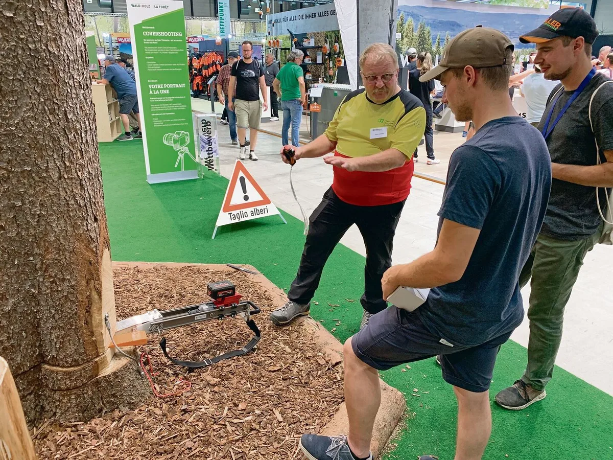 e7933f0b90469f1c964c220193c75c8bbf753bb49063e939445595ca9ad3d4cb Hans Dettwiler von Wald Schweiz präsentiert den fernbedienbaren Fällkeil. Der vermindert das Risiko bei herabfallenden Ästen.
