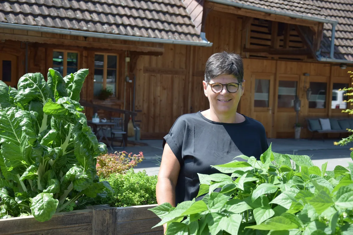 BZ-LAN1-31-portraet-Garten Pia Läng ist Kursleiterin und gleichzeitig ein wenig Gastgeberin