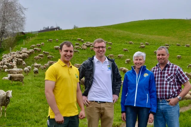 70ddb1784b2d49b416dd0d78130e3157f7915bec Der Zusammenhalt der Hofstetters – Lukas, Simon, Heidi und Peter (v. l. n. r.) – ist nicht zu übersehen. Vor der Kamera stehen sie nicht zum ersten Mal. (Bild Jasmine Baumann)