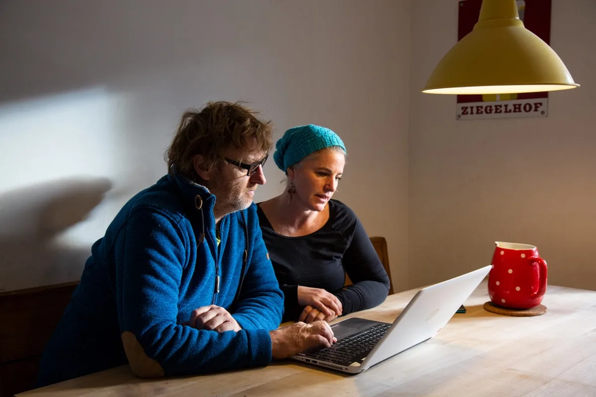 d23a497487772754bafd9f0f8fef1c4699c06016 Dieter Weber und Nadia Graber setzen vor allem auf Facebook und bringen so Geschichten an die Leute. Bild: Pia Neuenschwander