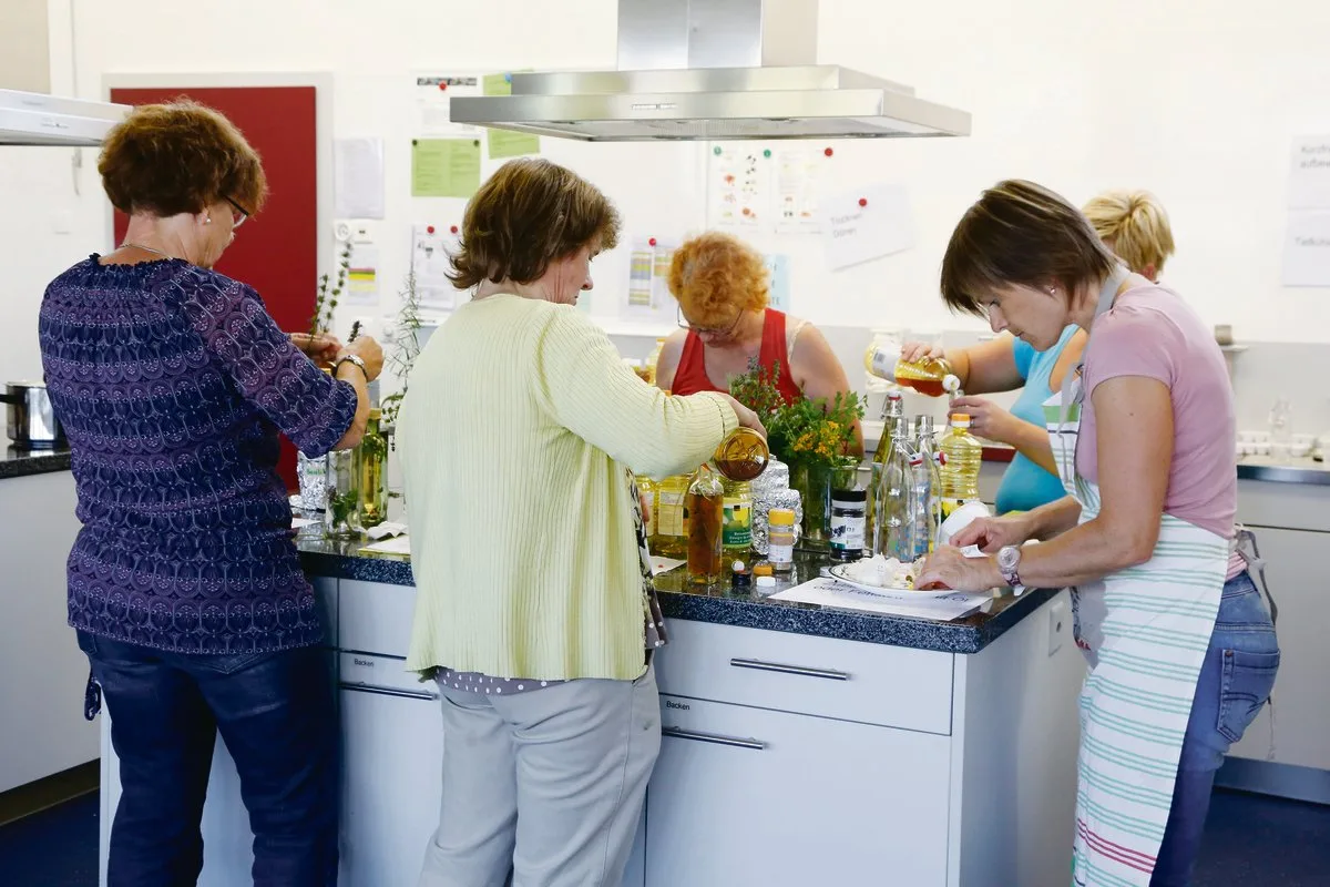 889a8ac977637031c2c22362f0540dc74c8e3942 Weiterbildungskurse sind teilweise weiterhin möglich, jedoch unter strengen Schutzmassnahmen. Die Abstandsregeln sind einzuhalten und es gilt Maskenpflicht – dieses Bild entstand, bevor die Massnahmen verschärft wurden. (Archivbild BauZ)