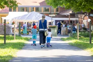 Am Tag der offenen Hoftüren stellen die teilnehmenden Betriebe ihr Programm mit passenden Angeboten für die Besucher(innen) selbst zusammen. Vom Schweizer und den kantonalen Bauernverbänden gibt es Unterstützung in verschiedener Form.