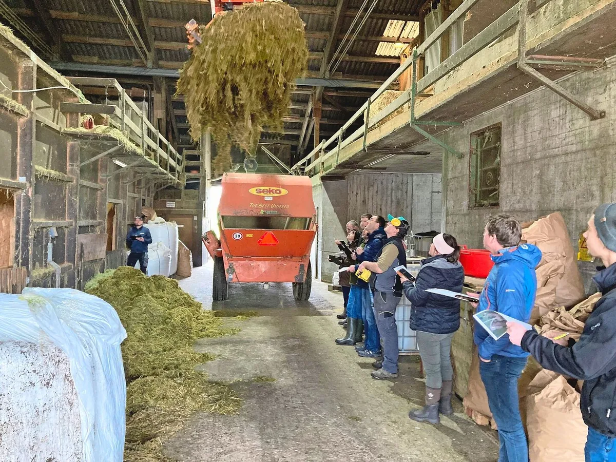 28b94ebfb6178e51edcffc751223af036e156f6fa05d3ba277f8af3dadac54bb Wie lässt sich beim Futtermischen Zeit sparen, ohne die Qualität zu vermindern? Eine Kursgruppe analysierte den Arbeitsablauf.