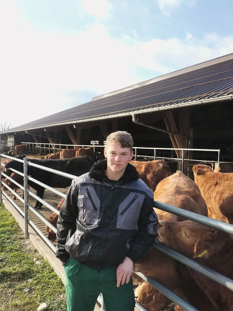 99362839cf06f58d44bb9de908fc841869ed5dc6e47f7d85c573696a4ba11f00 Joel Losenegger auf dem Deckerhof in Wil AG. Dank dem Selbstcheck-Tool wird auf dem Betrieb der PSM-Schrank näher zum Befüllplatz gezügelt.