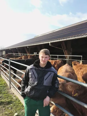Joel Losenegger auf dem Deckerhof in Wil AG. Dank dem Selbstcheck-Tool wird auf dem Betrieb der PSM-Schrank näher zum Befüllplatz gezügelt.