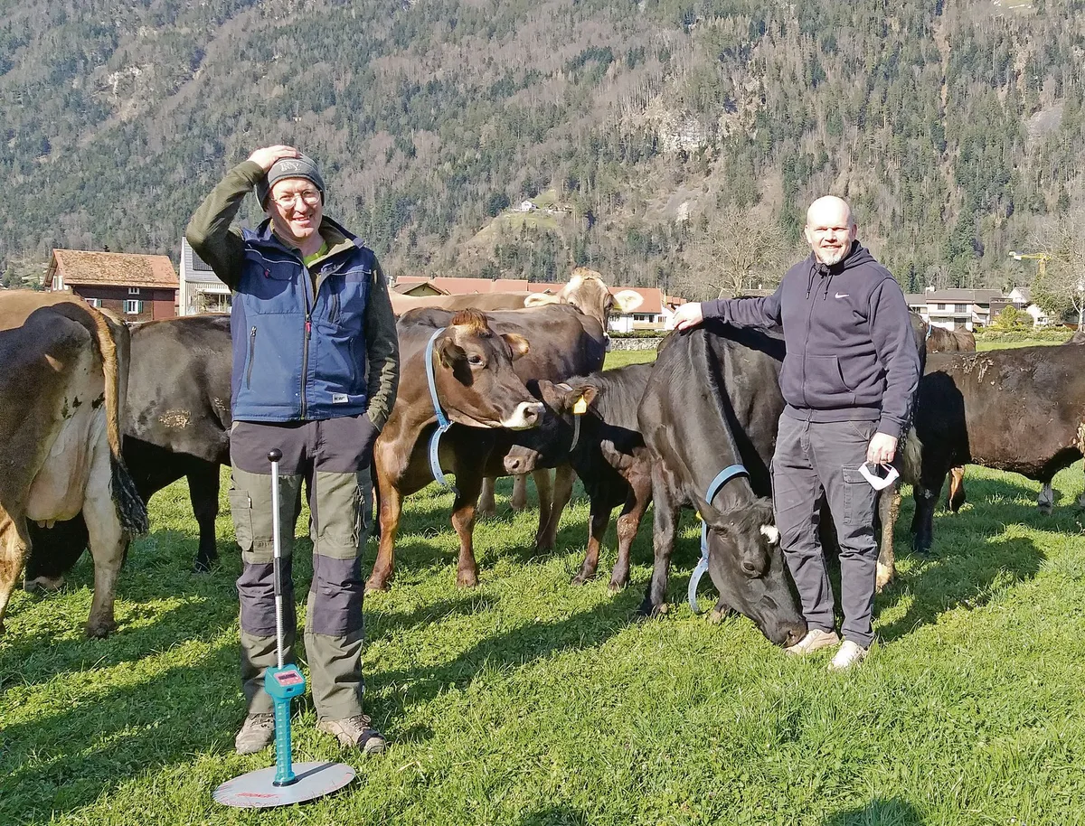 Franz Herger (l.) setzt auf die Lösungen von Weidefachmann Remo Petermann.  (Bild Edith Aschwanden)