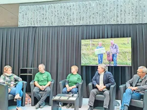 Hanspeter und Doris Blaser (2. u. 3. v.l.) sind für die zukunftsträchtige Umstrukturierung ihres Betriebes gewürdigt worden. Auf dem Podium sprechen sie mit Simone Barth und den beiden Jurymitgliedern Andreas Stalder und Urs Brändli über ihren Weg.