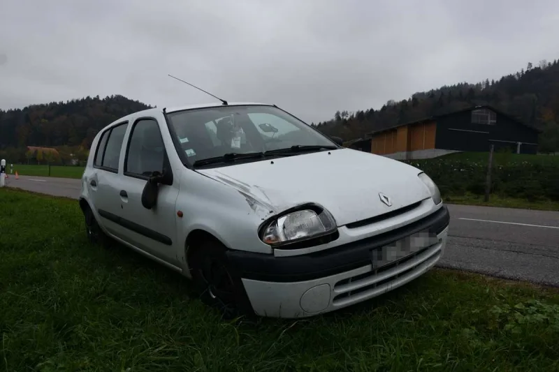 0a2ac6cf0d97057ea4d7856fe7083f713a7be1f0 Am Auto entstand ein Sachschaden von über tausend Franken. (Bild Kapo SG)