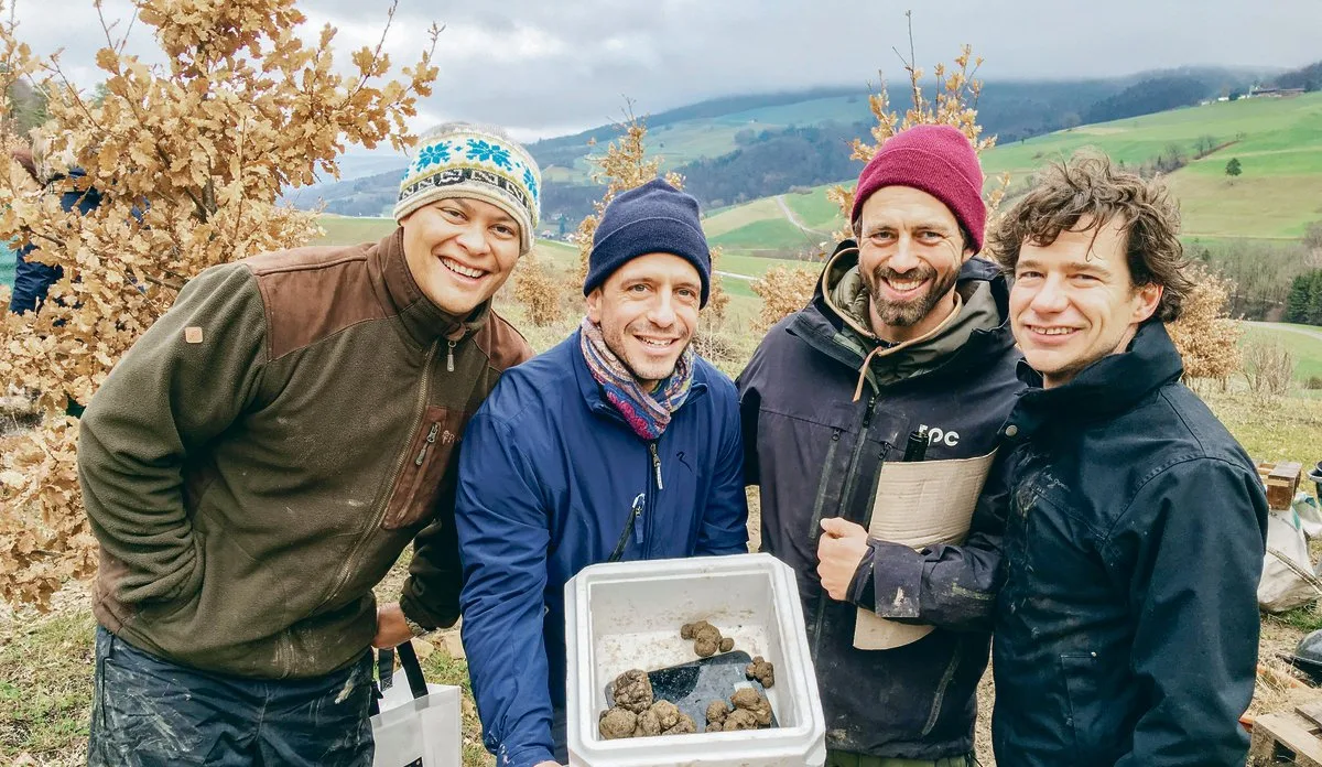 b14a4c06bb9c460569da05b029d6d0effd656772 Das sind die glücklichen Trüffelpioniere vom Aargauer Jura, sie freuen sich mächtig an den Trüffeln aus ihrer Anlage. Von links: Riet Klainguti, Benedict Fornaro, Daniel Limacher, Andreas Müller.(Bild zVg)