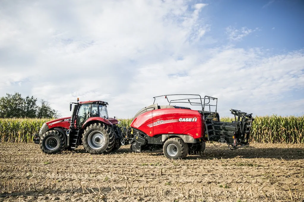 f17b7cbf3075be231f993add621561740ed70d77 Ein Case IH Magnum 340 CVX-traktor mit einer LB 424R XL Quader-Ballenpresse mit Rotorschneidwerk. Bild: Mareycke frehner