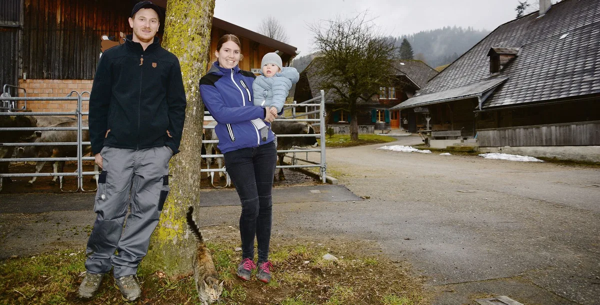 094443f58b1fc3e23ab1553222ff387bbe07a076 Konnten vor einem Jahr den Betrieb Gmünden im Emmental pachten: Peter und Nadia Zemp mit der kleinen Miriam. (Bilder Armin Emmenegger)