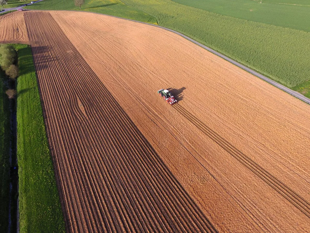0904a4533fed5e915096b79656d6bccf03966f13 Satelliten-gestützte Spurführung ist ein Element von Smart Farming. Durch die Vernetzung von mehreren Elementen auf Daten-Ebene entsteht Landwirtschaft 4.0. Bild: Bucher Landtechnik AG