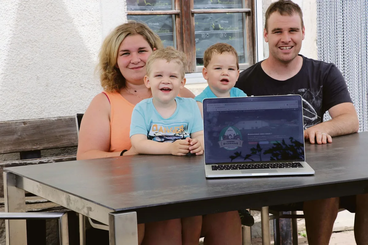 bdc7f4c41b7a5a233dd317ab13a6dd4f8f76e0c0 Cindy und Jérémy Vermeille, hier mit ihren Kindern, betreiben die Evrasse-Farm in Le Bémont und nutzen Social Media für die Vermarktung der Hofprodukte. (Bild Martine Romanens)